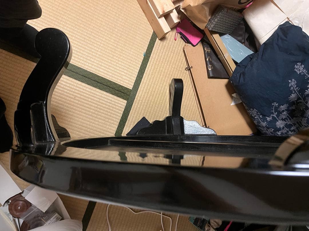 引取りなら1万円　黒い円形漆座卓 花柄金彫刻