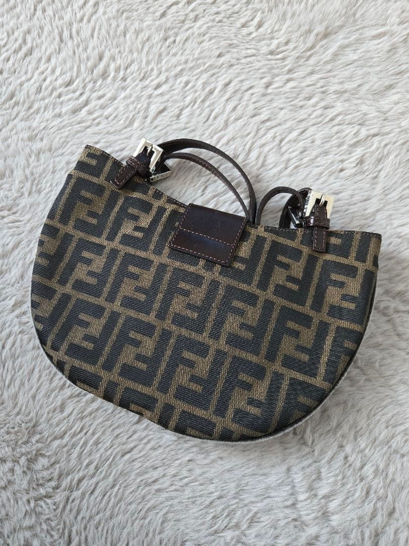 FENDI マンマバケット ハーフムーン ズッカ柄 ショルダーバッグ