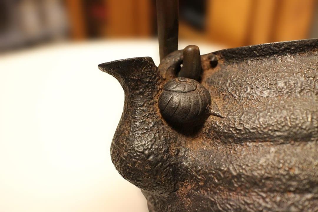 整*屋様 古鉄瓶　小振り亀文堂芋頭鉄瓶　希少品　水漏れなし・状態良好