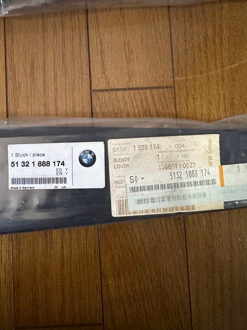 新品 E30用純正サイドピラーパネル