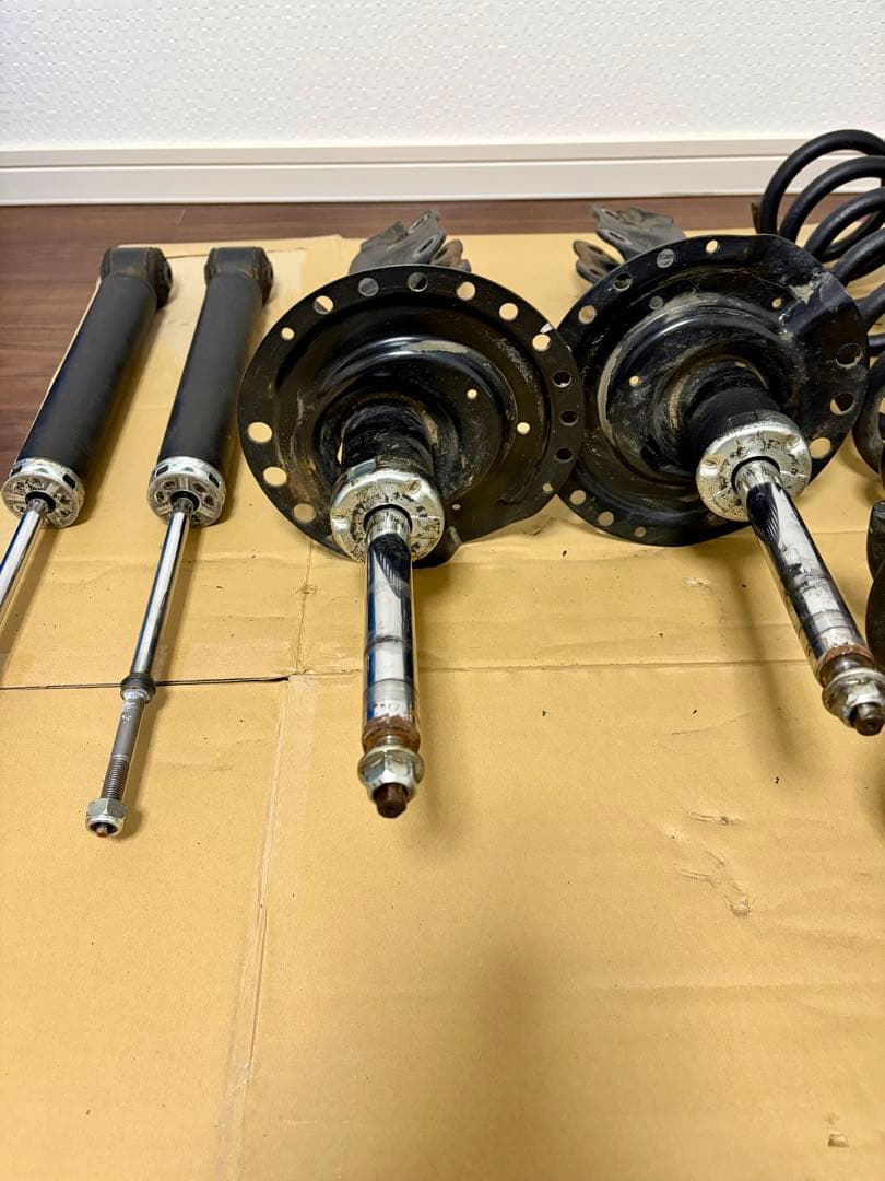 デリカD5 ショックアブソーバー 4本セット