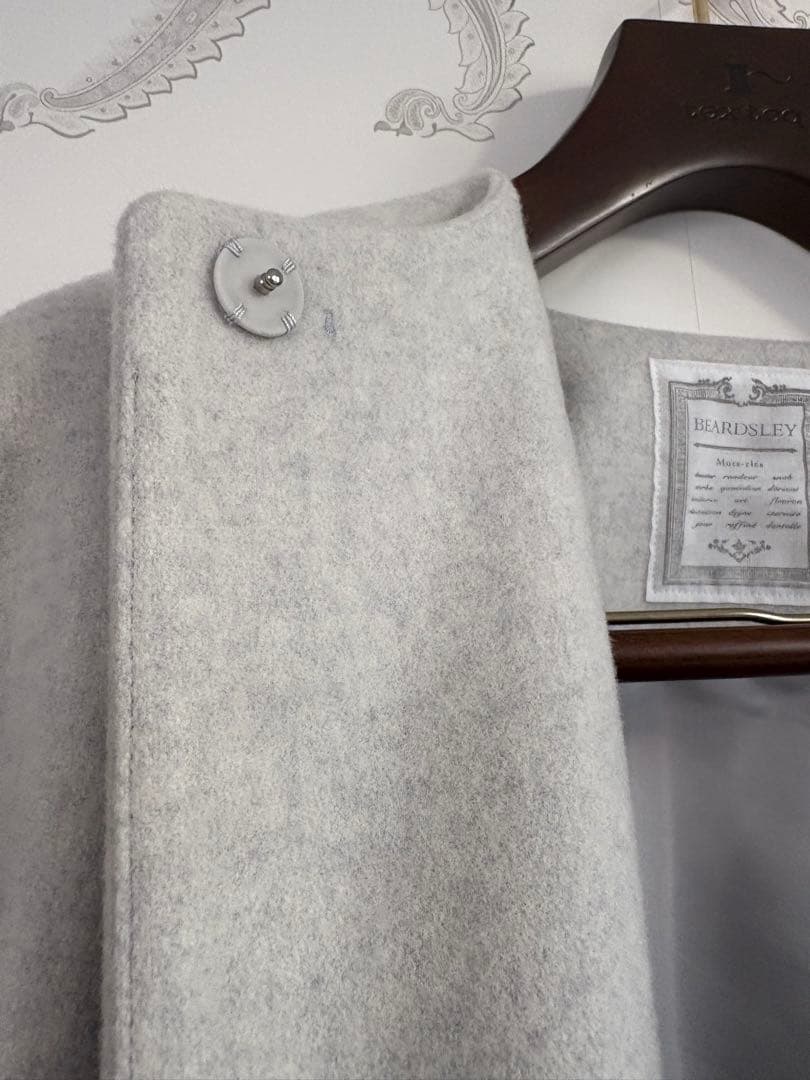 ビアズリー 後ろぷっくりショートコート　ライトグレー　0サイズ ★ 新品