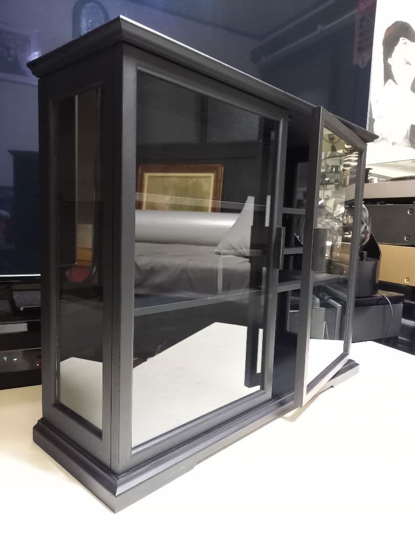 スタイリッシュ　モダン　三面　硝子　マット　ブラック　ショーケース　三段