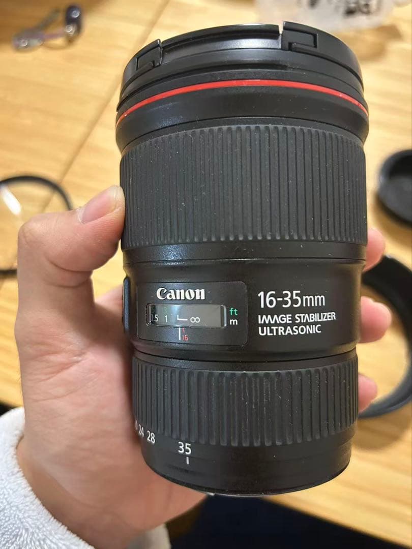 美品Canon EF 16-35mm f4L IS USM の広角ズームレンズ