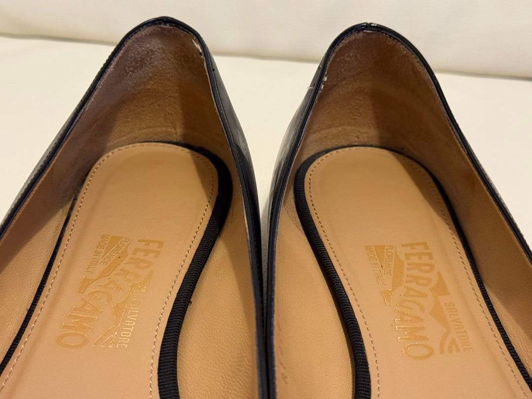 フェラガモ ヴァリナ バレエシューズ ヴァラ リボン エナメル ブラック