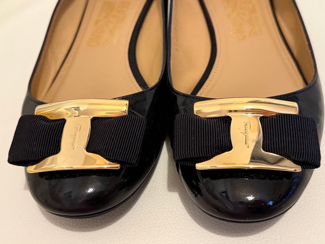 フェラガモ ヴァリナ バレエシューズ ヴァラ リボン エナメル ブラック