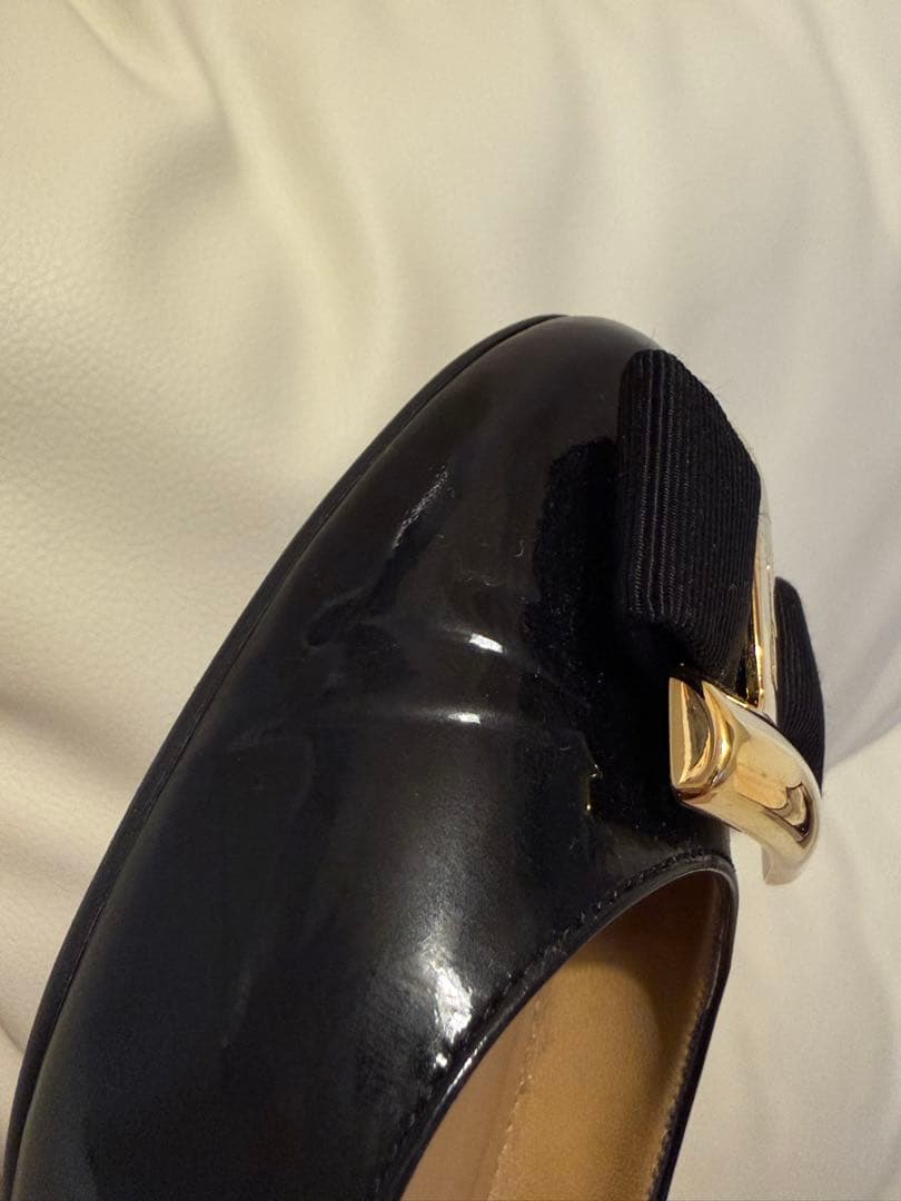 フェラガモ ヴァリナ バレエシューズ ヴァラ リボン エナメル ブラック