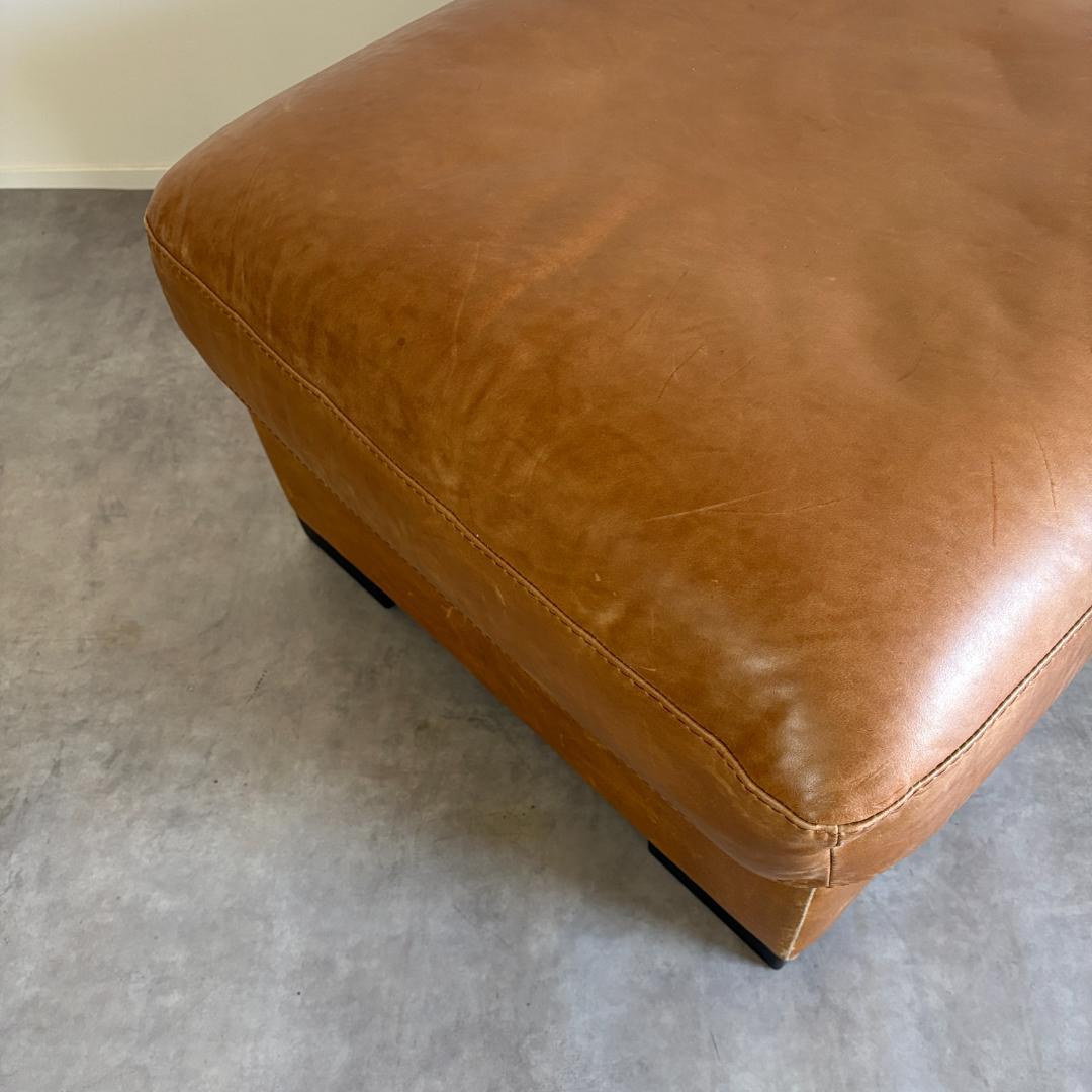 ノーマン・フォスター デザイン レザー オットマン