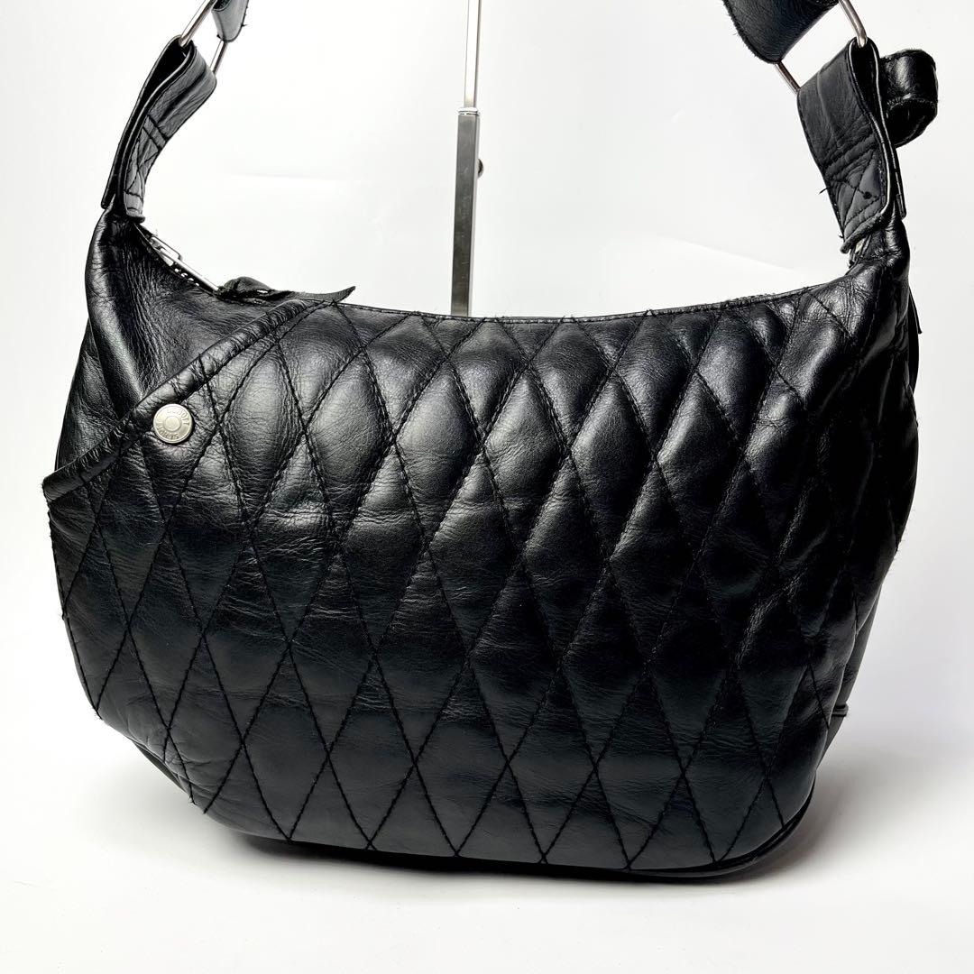極美品✨ショット ショルダーバッグ パテッドバナナバッグ キルティング ブラック