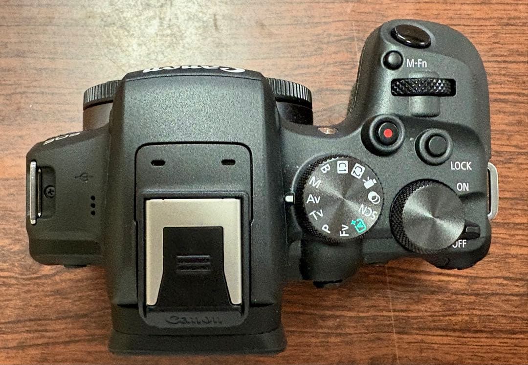 キヤノンEos R10 ボディー 新品同様 保証&おまけ付き❣️