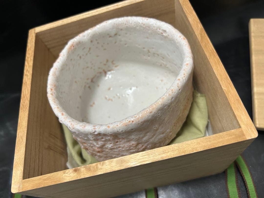 究極の美◾️蔵から桐箱に入った美しい蛇？が描かれた志野焼の抹茶茶碗が出て来ました