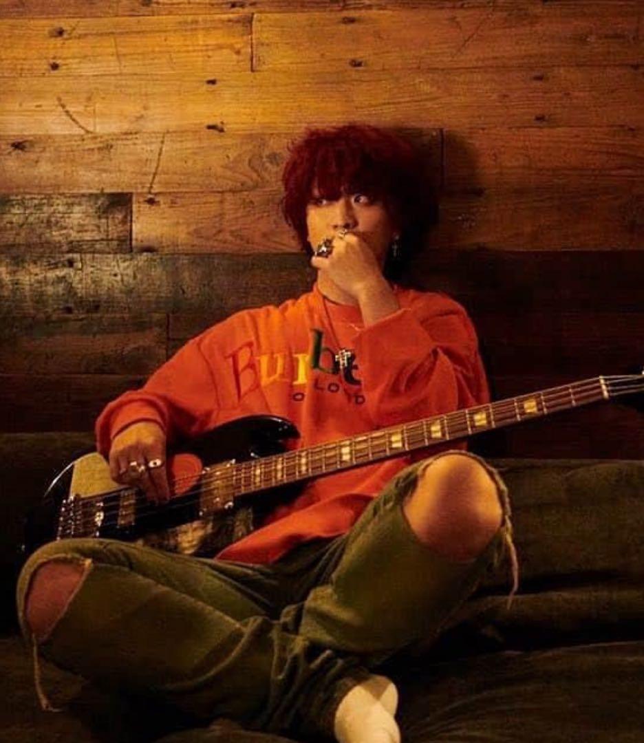 深瀬着用 BURBERRY オレンジ スウェット パンツのみ