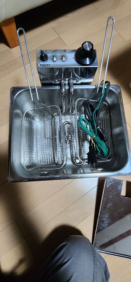 ステンレス製フライヤー 本体とバスケット2個付き