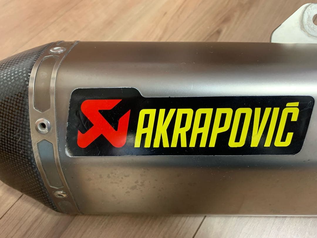 アクラポビッチ スリッポンマフラー