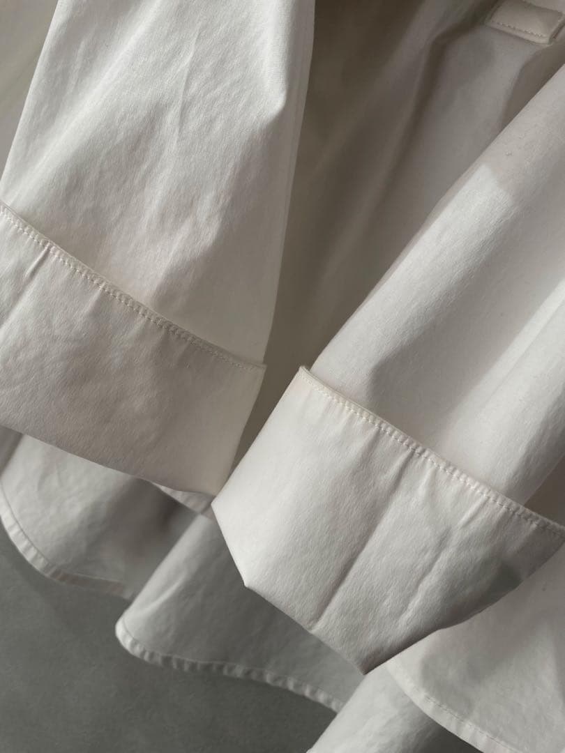 美品✨STINA closet 22SS パフスリーブ　フレアブラウス 伸縮有り