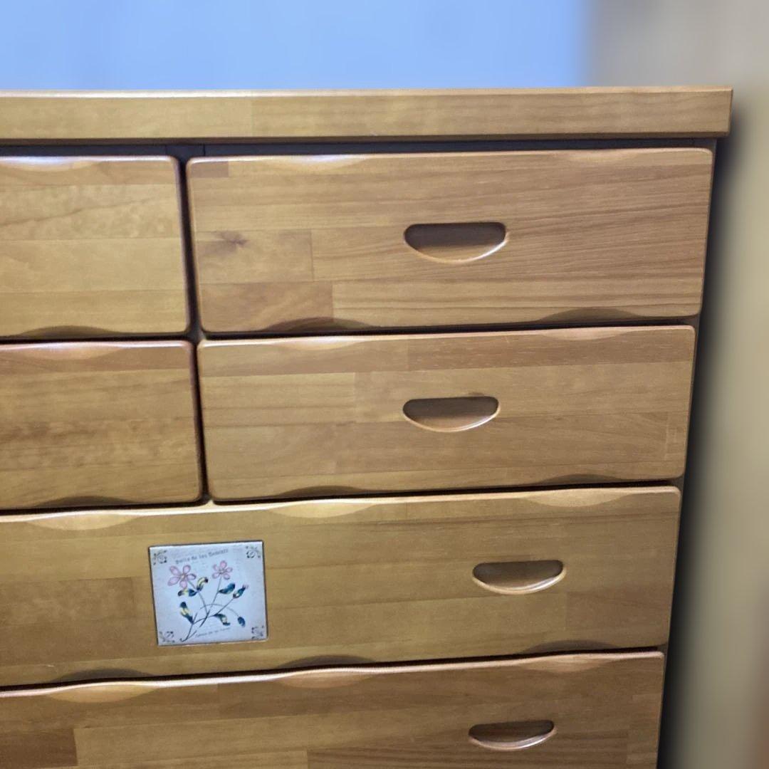 木製チェスト 7段9引き出し 花の装飾付き