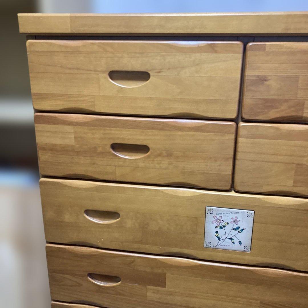 木製チェスト 7段9引き出し 花の装飾付き