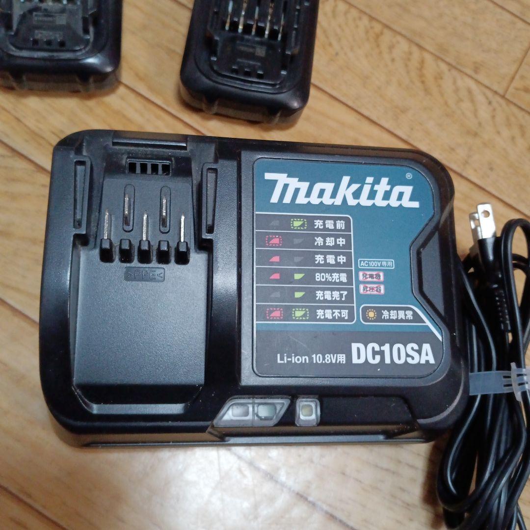 マキタ10.8V充電式クリーナCL107FD２台のセット　バッテリー、充電器付