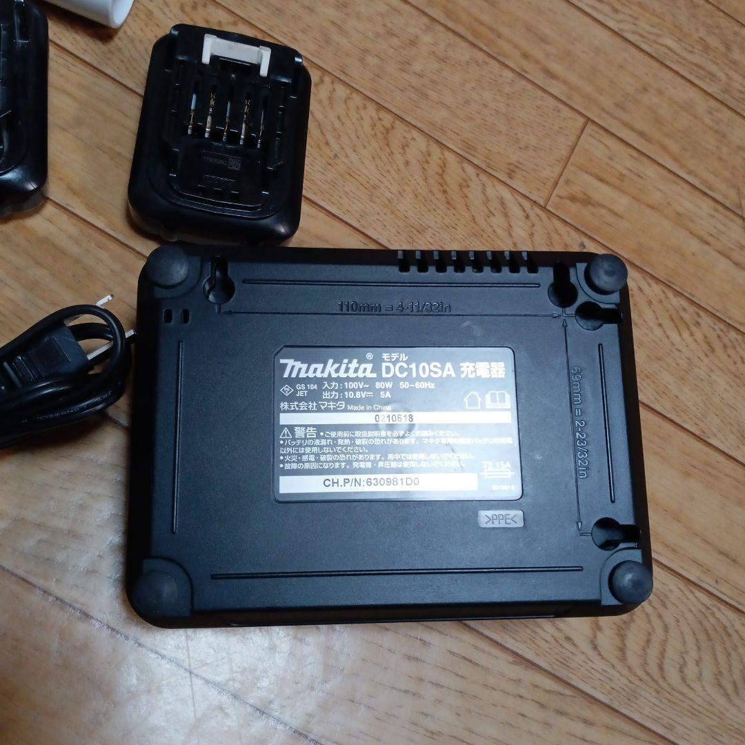 マキタ10.8V充電式クリーナCL107FD２台のセット　バッテリー、充電器付