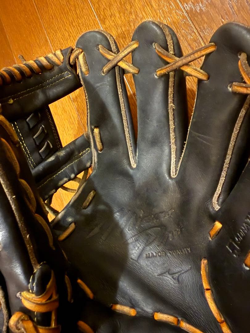 黒いレザー硬式グローブ
