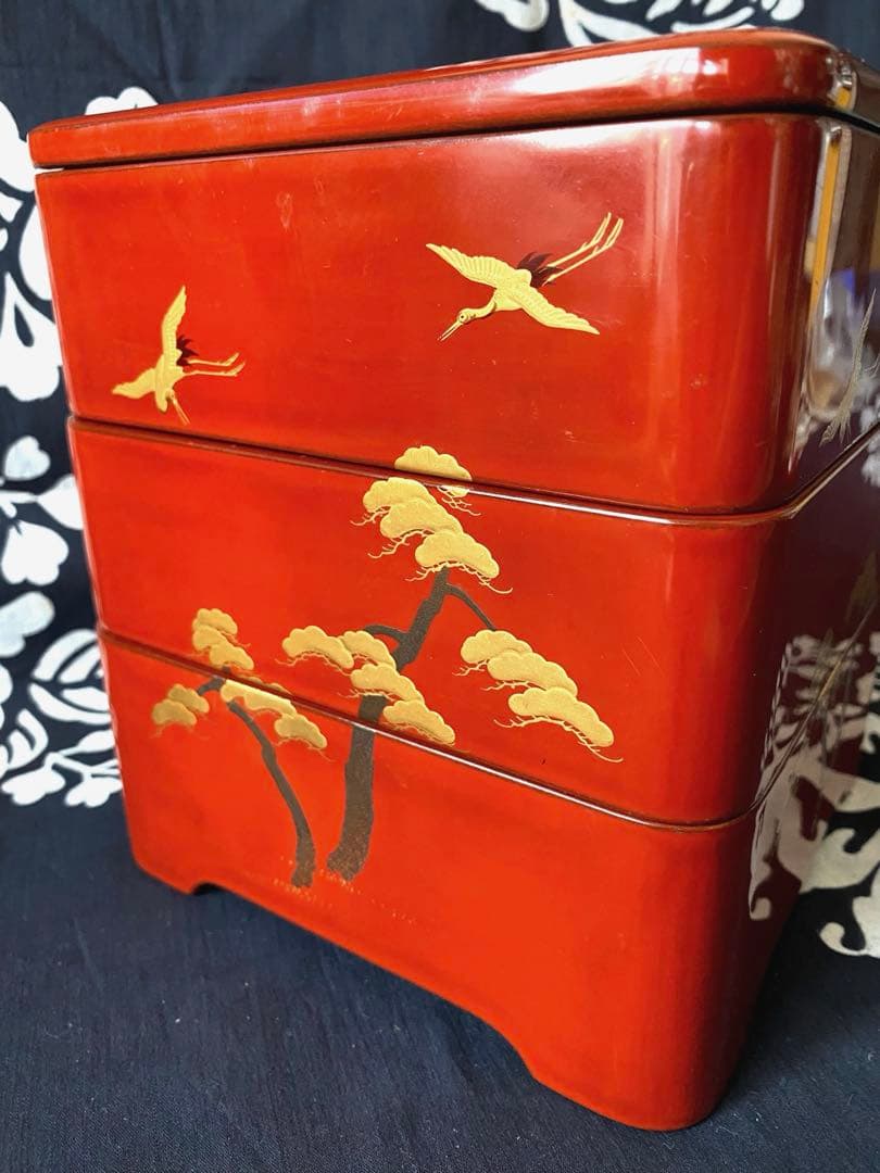 時代物　屠蘇器・重箱セット　木製漆器　朱塗り金蒔絵　鶴に松　縁起柄　長寿　木箱入