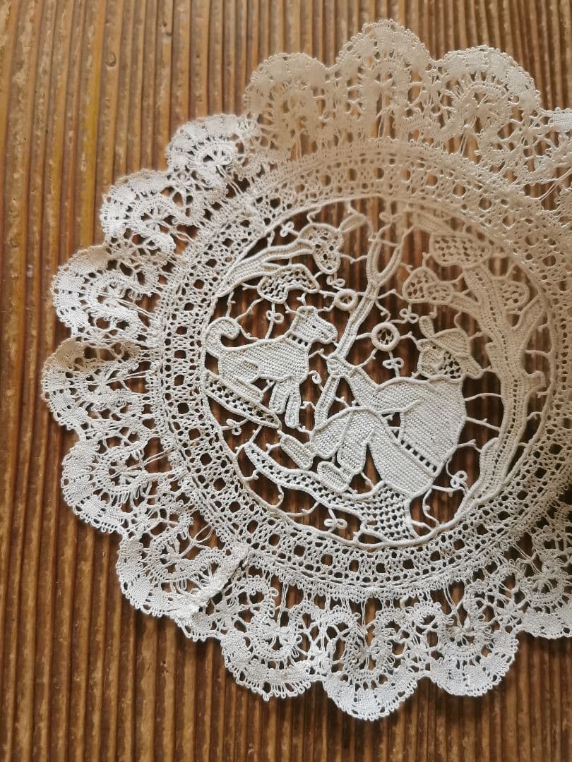 アンティーク ポワンドヴェニス 見つめ合う犬と人 美しいニードルレースドイリー