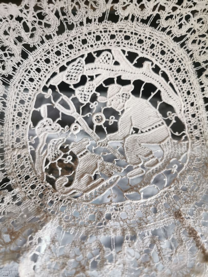 アンティーク ポワンドヴェニス 見つめ合う犬と人 美しいニードルレースドイリー