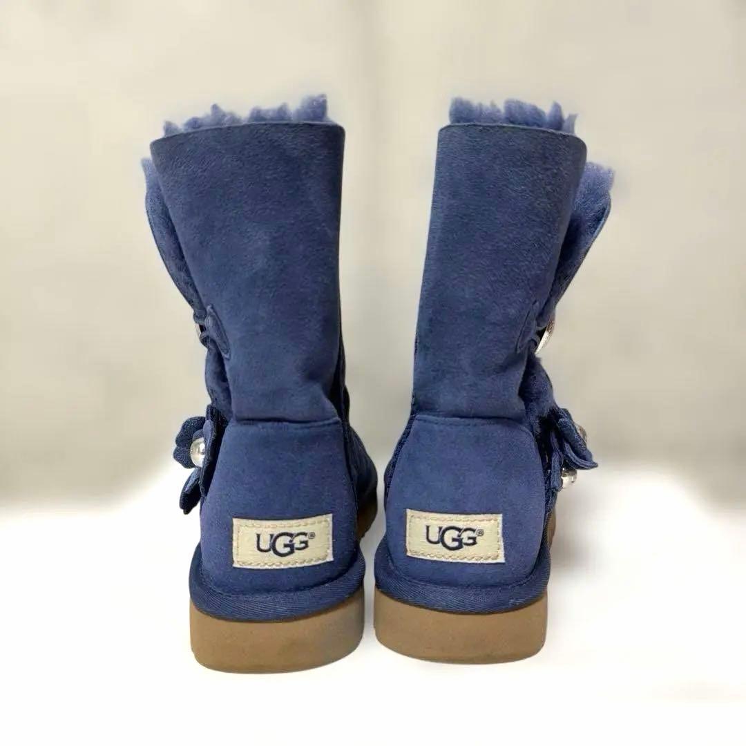 UGG ネイビー ブルーフラワーチャーム付き