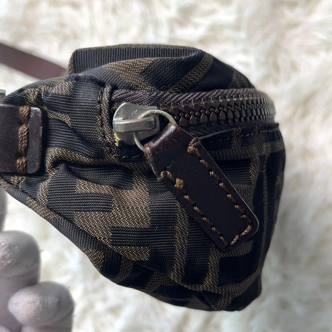 FENDI ショルダーバッグ ナイロン 本革 ズッカ柄 ロゴ型押し ブラウン