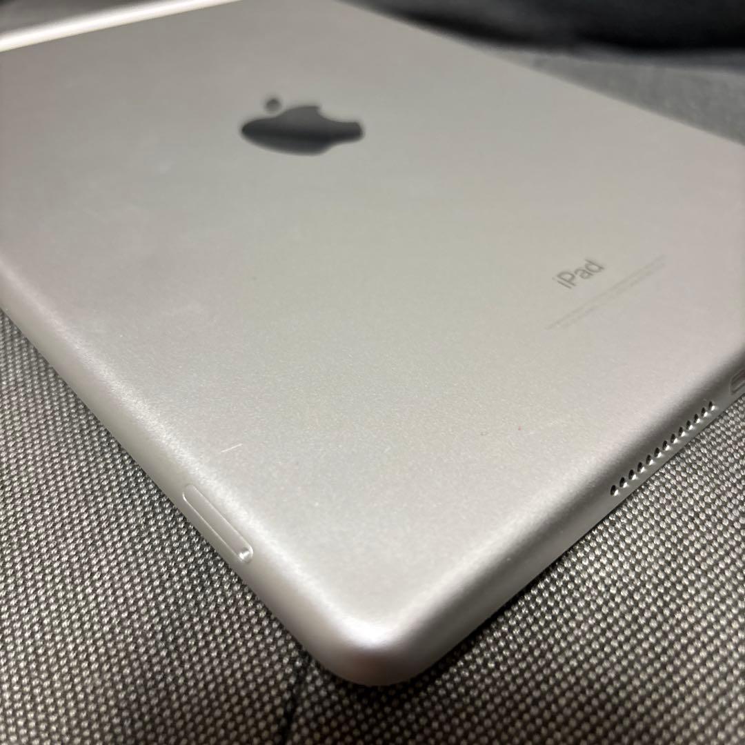 Apple iPad (第5世代) 32GB ホワイト　WiFi＿セルラーモデル