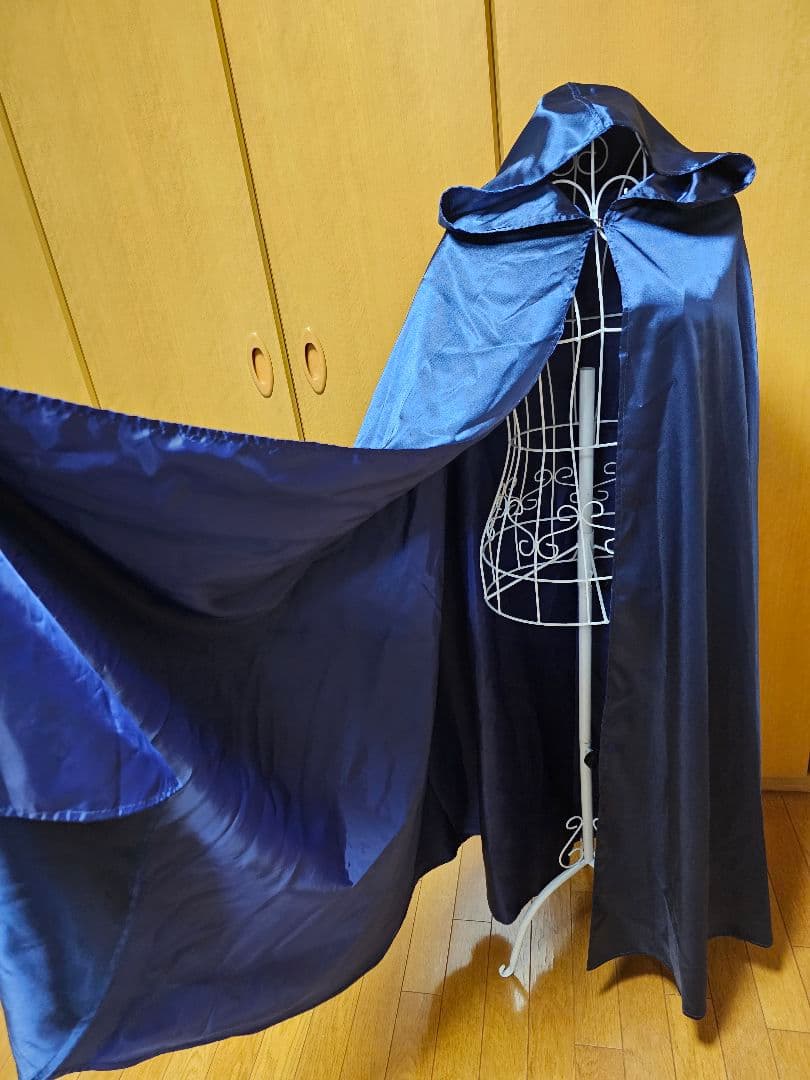 フード付き紺色サテンマント　半円