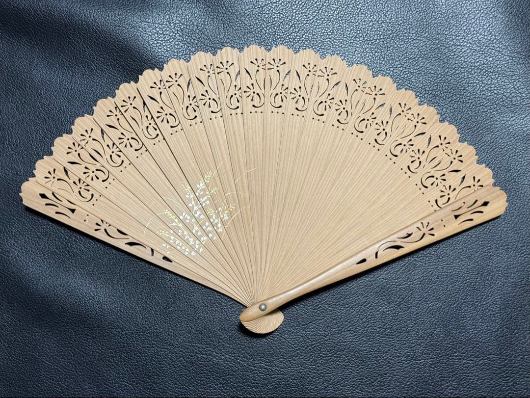 扇子　18.0cm 白檀　宮脇賣扇庵　透かし彫り　繊細　細工　工芸　着物　和装