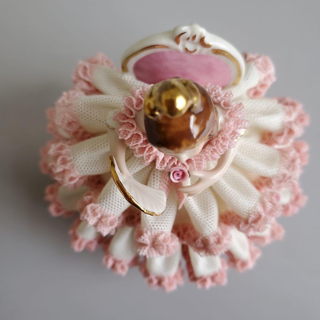 カポディモンテ　椅子に座ったレ―スド―ル（陶磁器） 約13cm