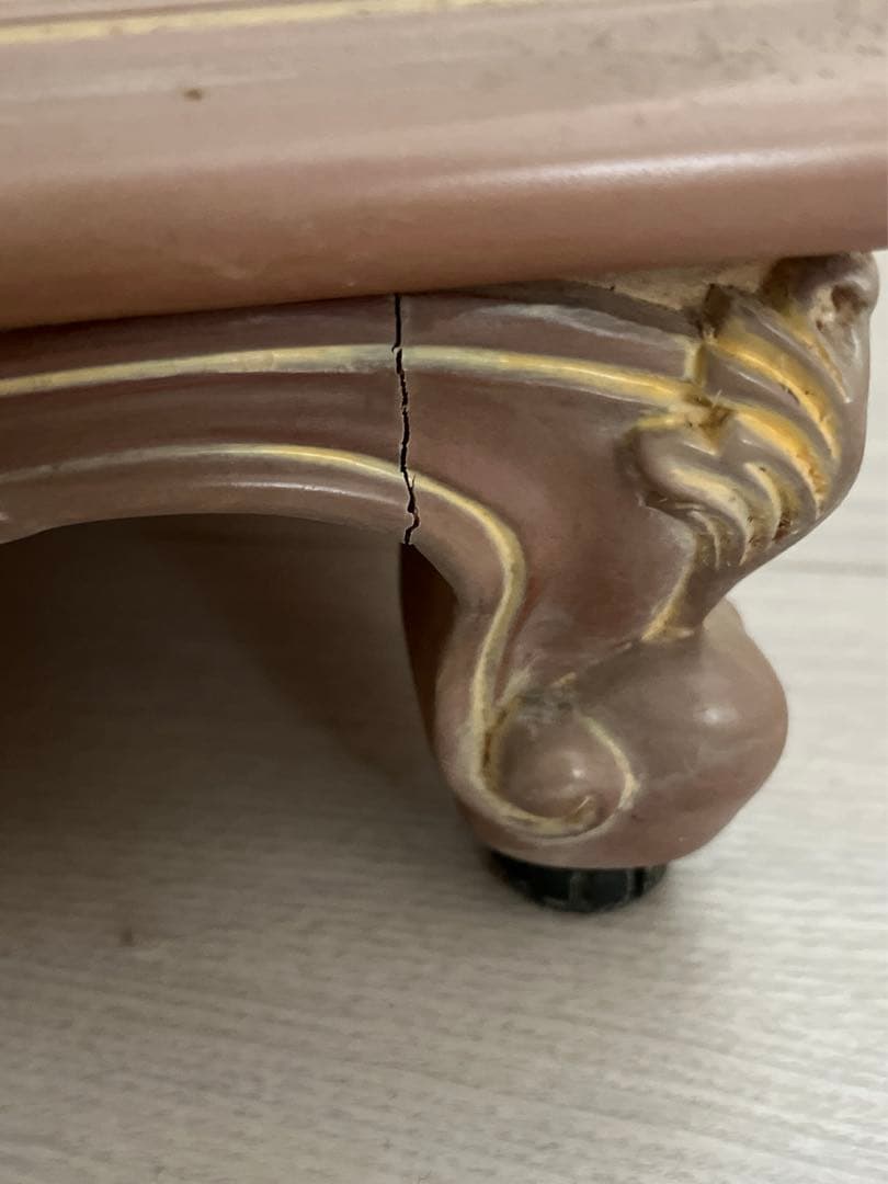 小ぶりでエレガントな、ベッドサイドチェスト