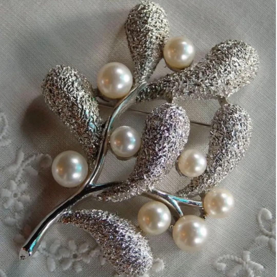 TRIFARI 1950年代ヴィンテージ　宿り木のブローチ