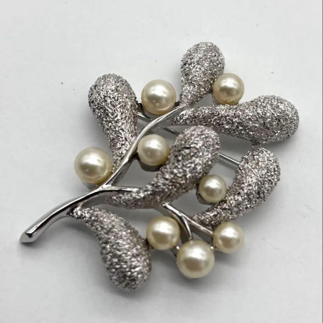 TRIFARI 1950年代ヴィンテージ　宿り木のブローチ