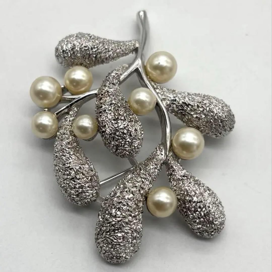 TRIFARI 1950年代ヴィンテージ　宿り木のブローチ