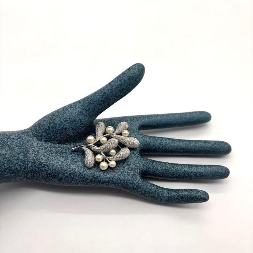 TRIFARI 1950年代ヴィンテージ　宿り木のブローチ