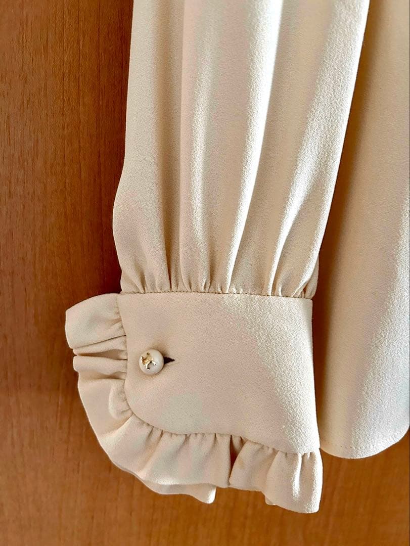 【新品】 CELINE トリオンフ付きパール風ボタン ブラウス 36 白