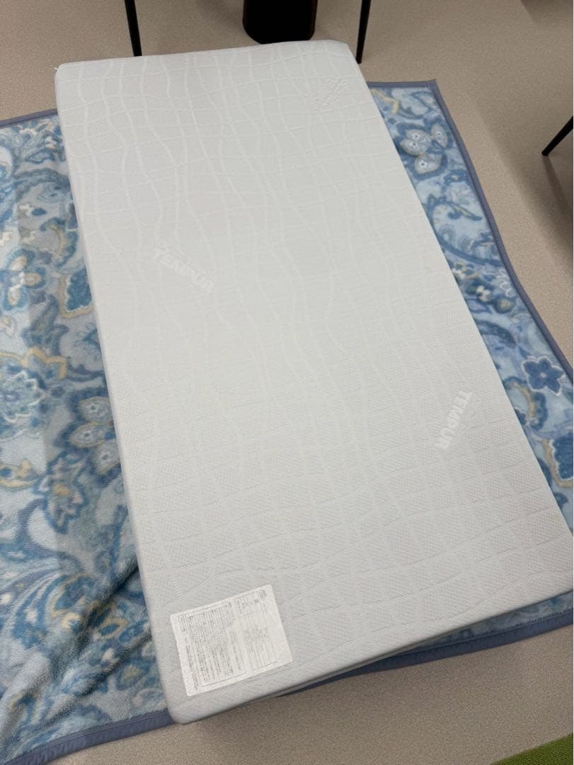 【美品】TEMPURテンピュール　低反発三つ折りマットレス　フトンデラックス