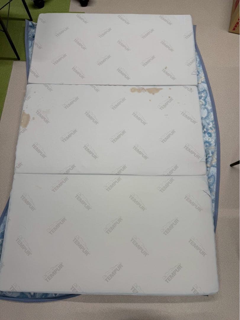 【美品】TEMPURテンピュール　低反発三つ折りマットレス　フトンデラックス