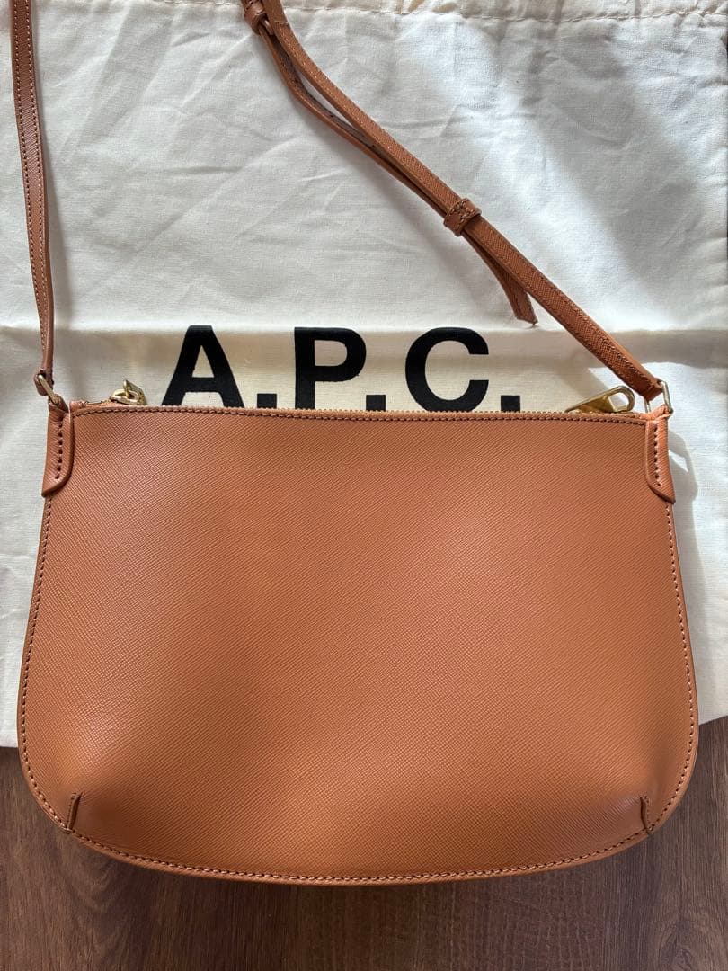 【未使用】A.P.C. Sarahバッグ　ショルダーバッグ　牛皮　本革　ブラウン