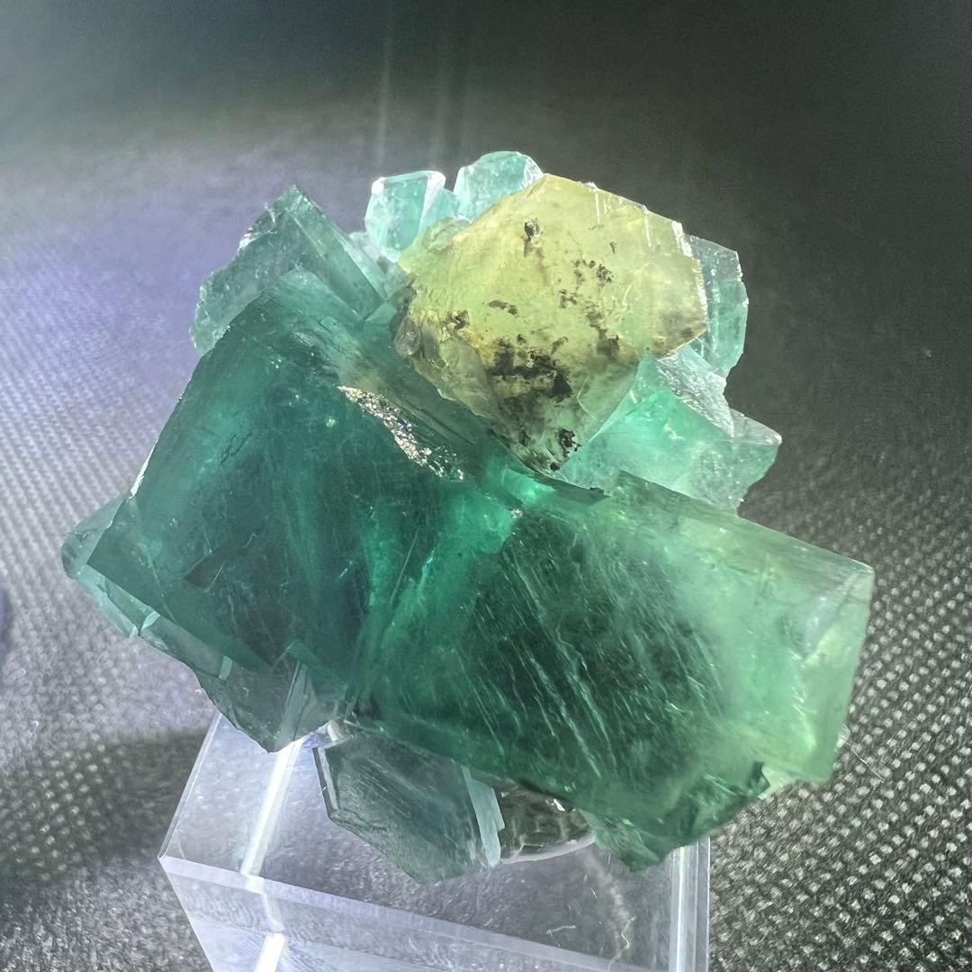 ヤオガンシャン産　カルサイト共生「孔雀緑」「ピーコックグリーン」フローライト