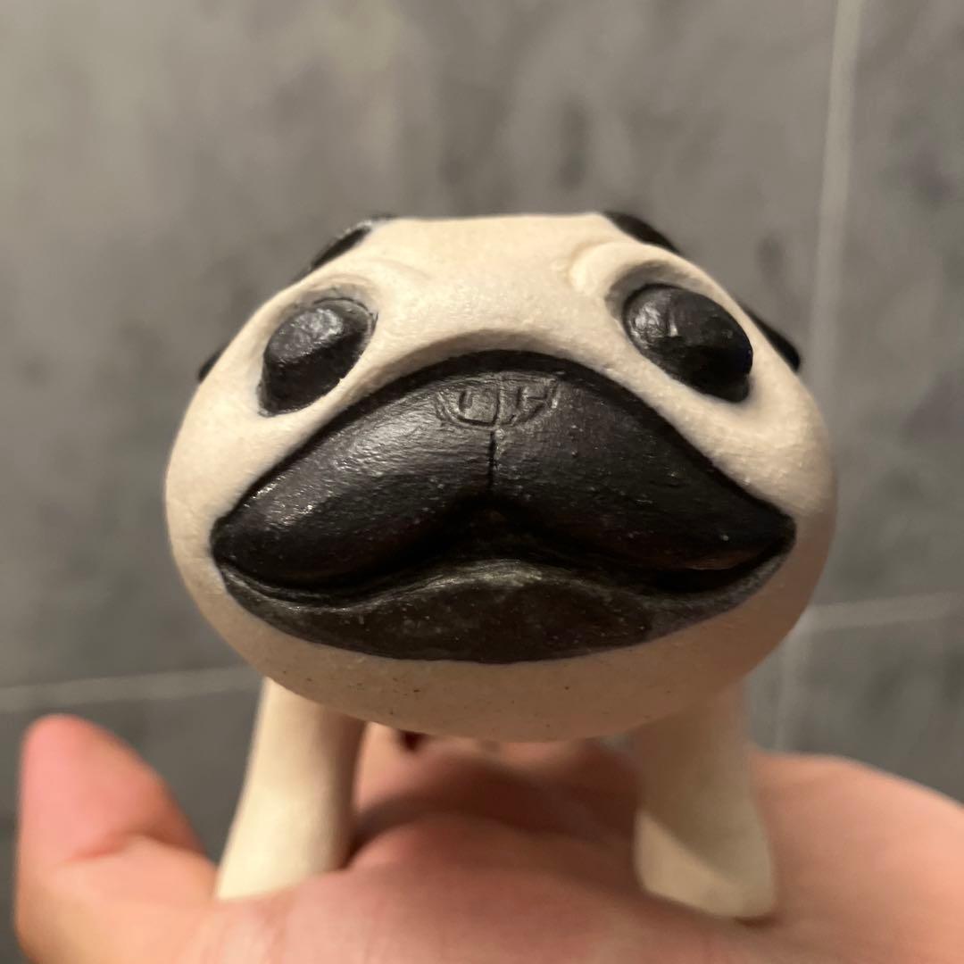 作家さんが手掛けた大きな立体的な瞳が可愛すぎる、ずっしりとした現代アートな陶器