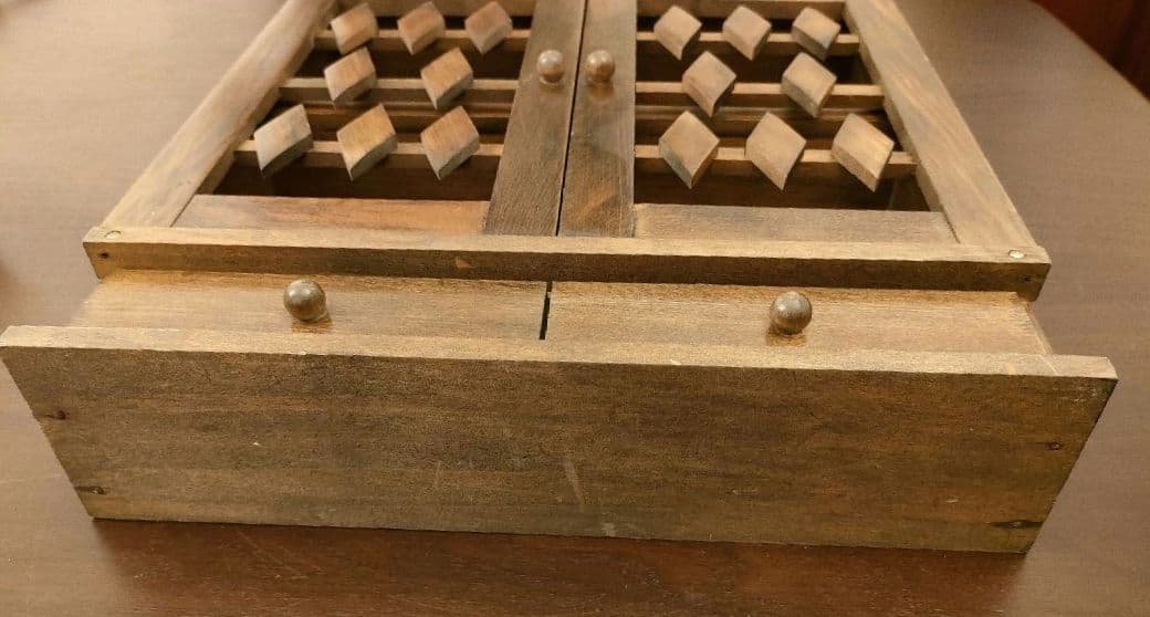 アンティーク風の小物入れ（小瓶棚）　壁掛けタイプ　小瓶10本付属