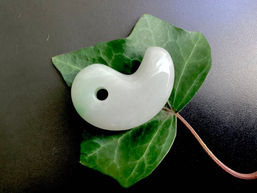 ✳premiumシリーズ一流の勾玉　糸魚川翡翠　再結晶線入り　御守りに鑑別書付‼️