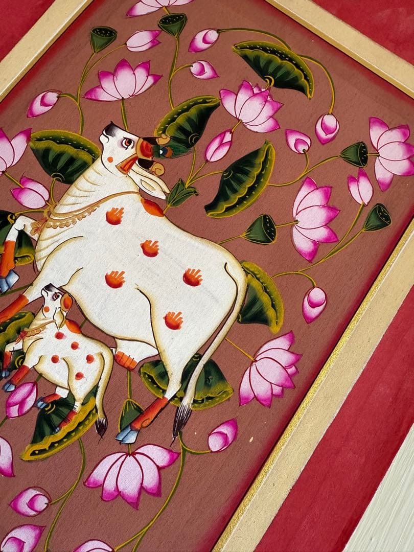 インド手描きピチャワイ画　牛と蓮の花の絵画