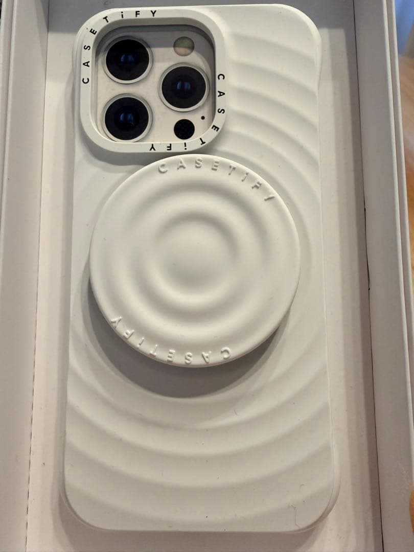 CASETiFY ホワイト波形デザインケースiPhone１６Pro