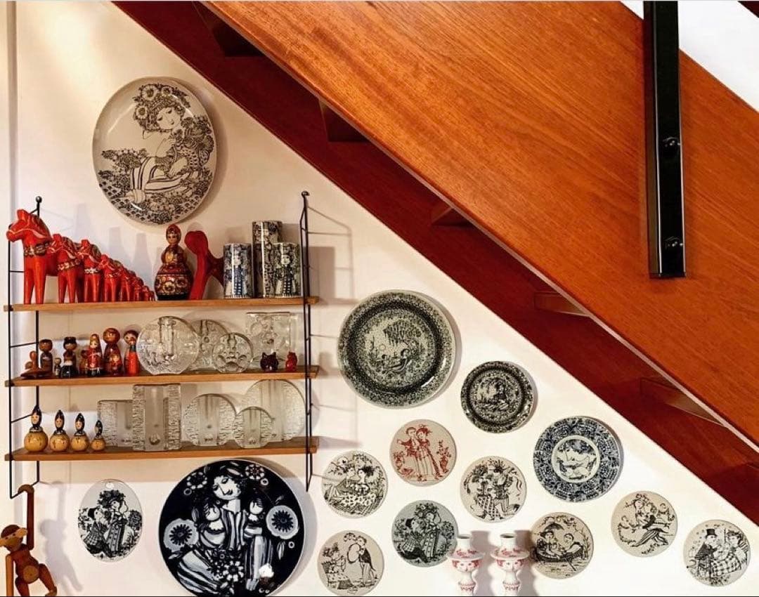 ビヨンヴィンブラッド　大型二モール社ビンテージの珍しい赤色の少女飾皿素敵です！