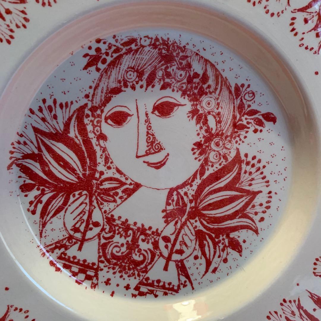 ビヨンヴィンブラッド　大型二モール社ビンテージの珍しい赤色の少女飾皿素敵です！